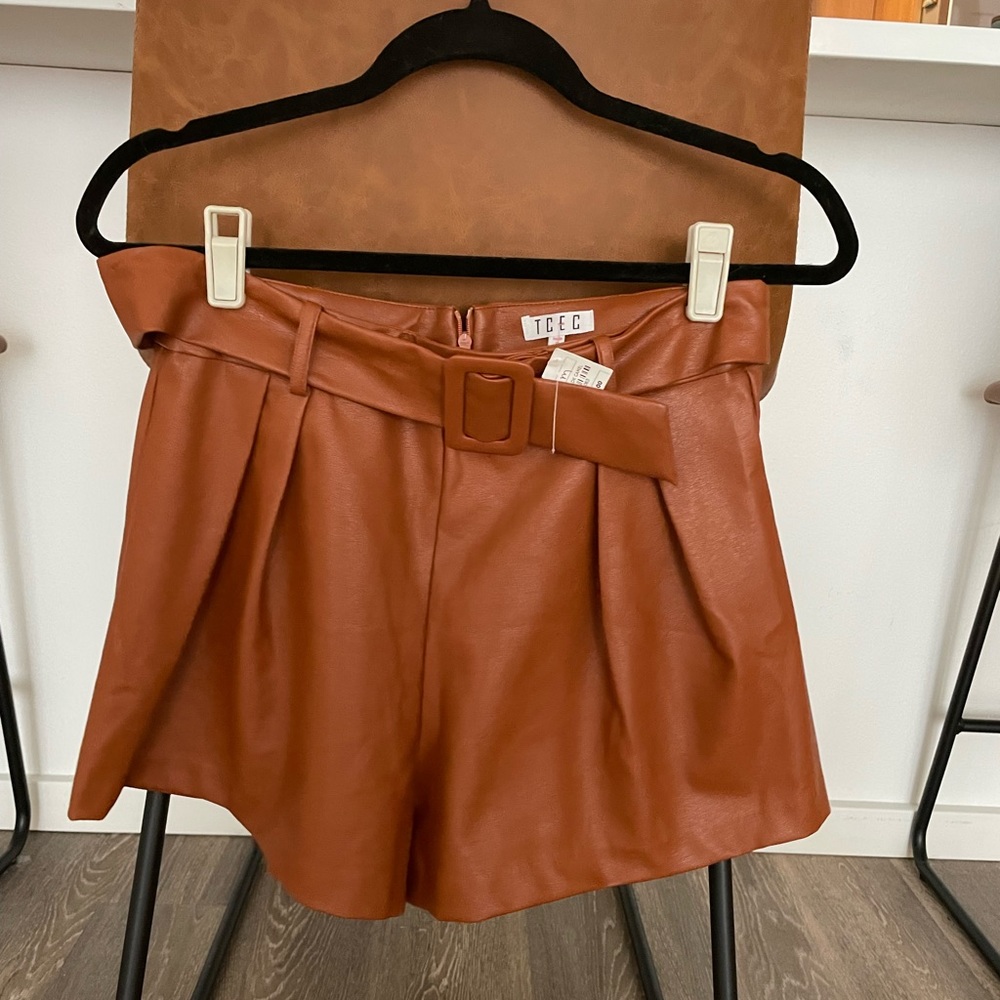 NWT - TCEC vegan leather pleated shorts in tan / cognac